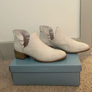 Seychelles white leather ruffle booties size 8.5